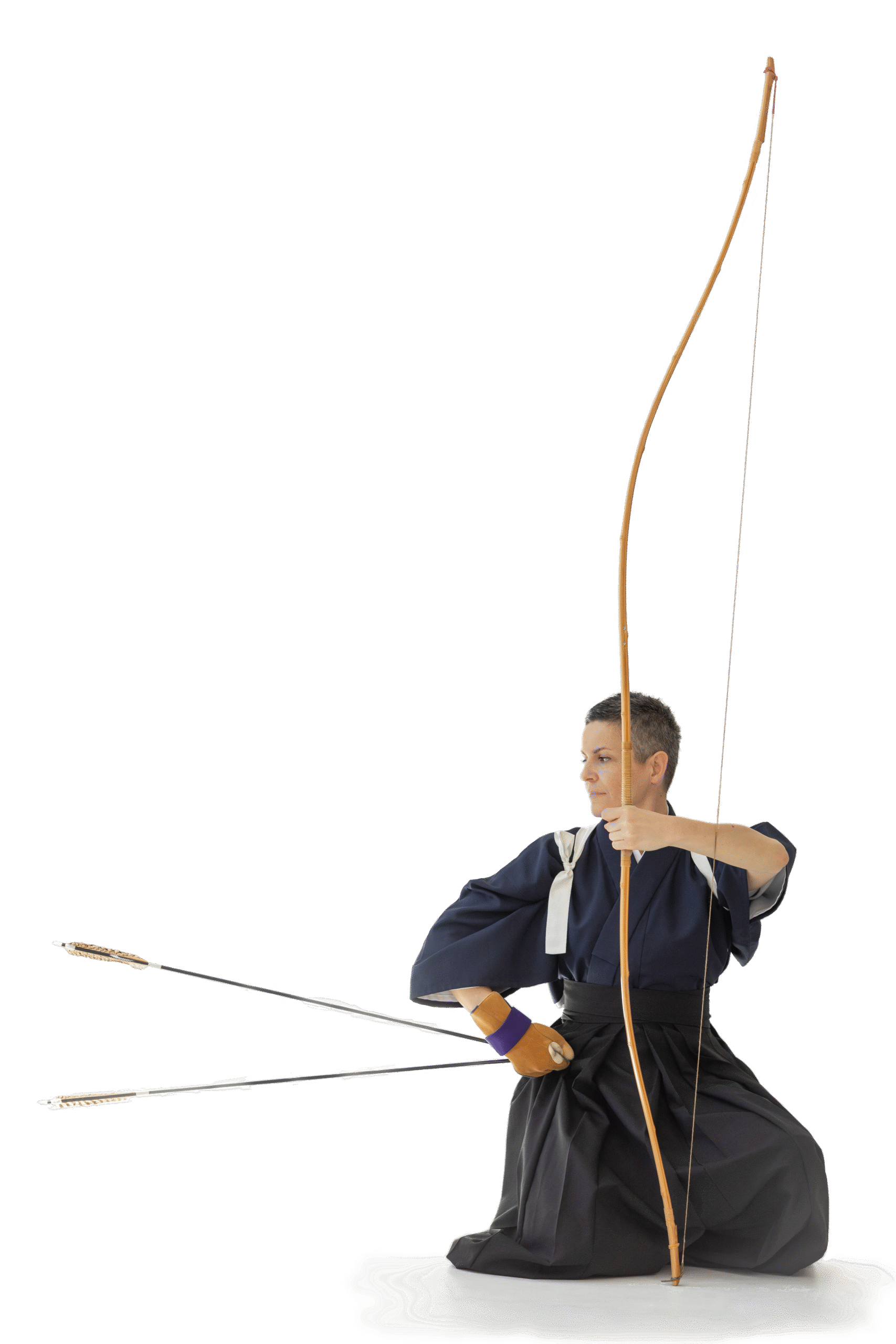 zdjęcie pani siedząca z łukiem i strzałami