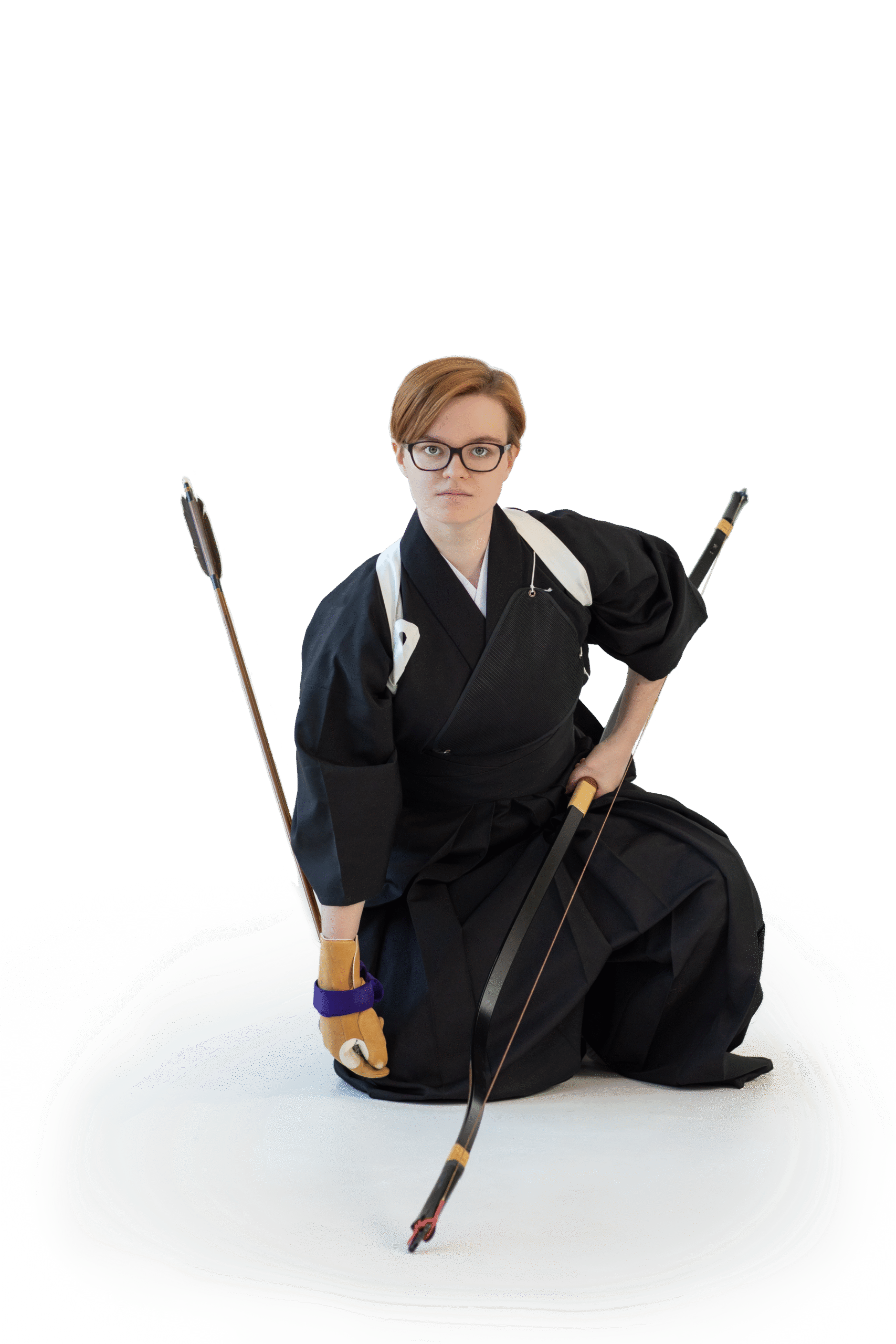 zdjęcie osoba kucająca z łukiem i strzałami