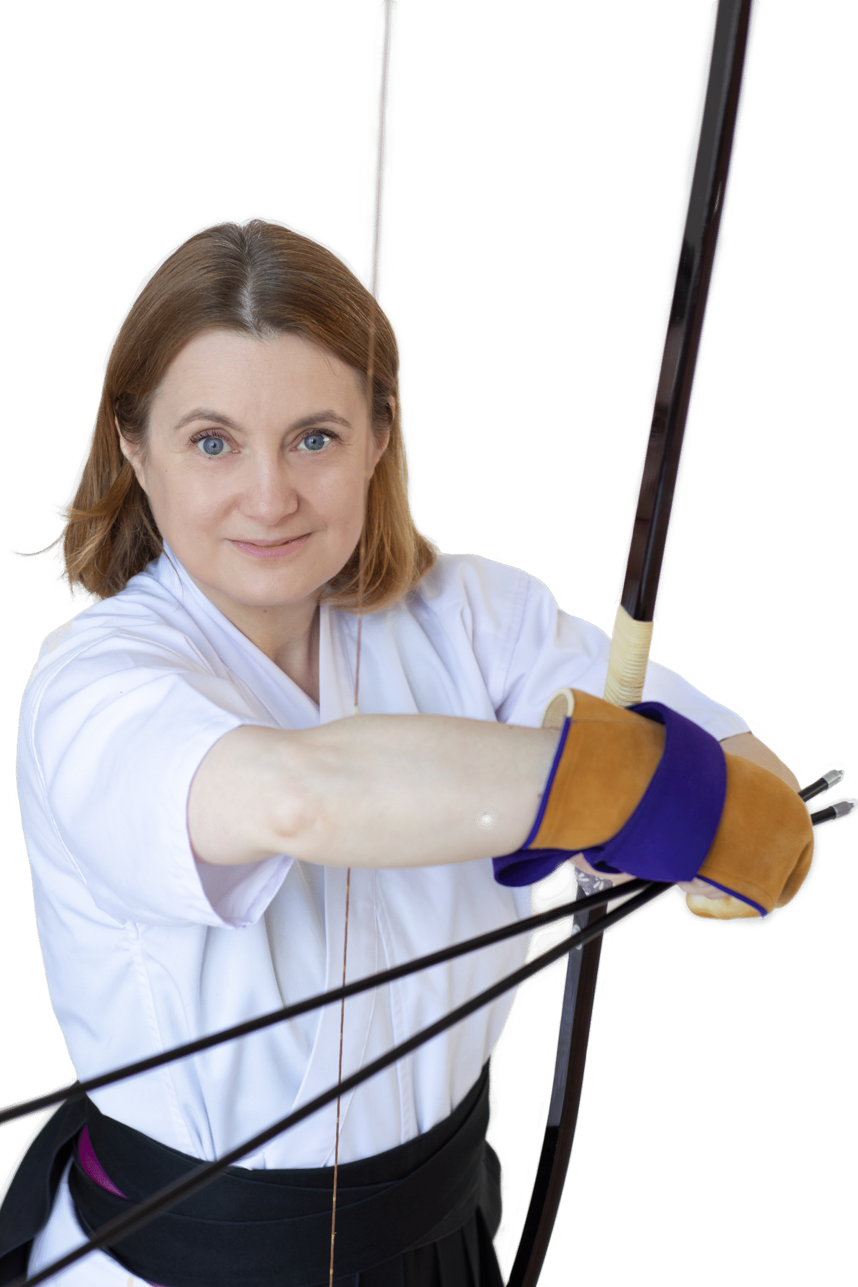 zdjęcie pani stojąca z łukiem i strzałami