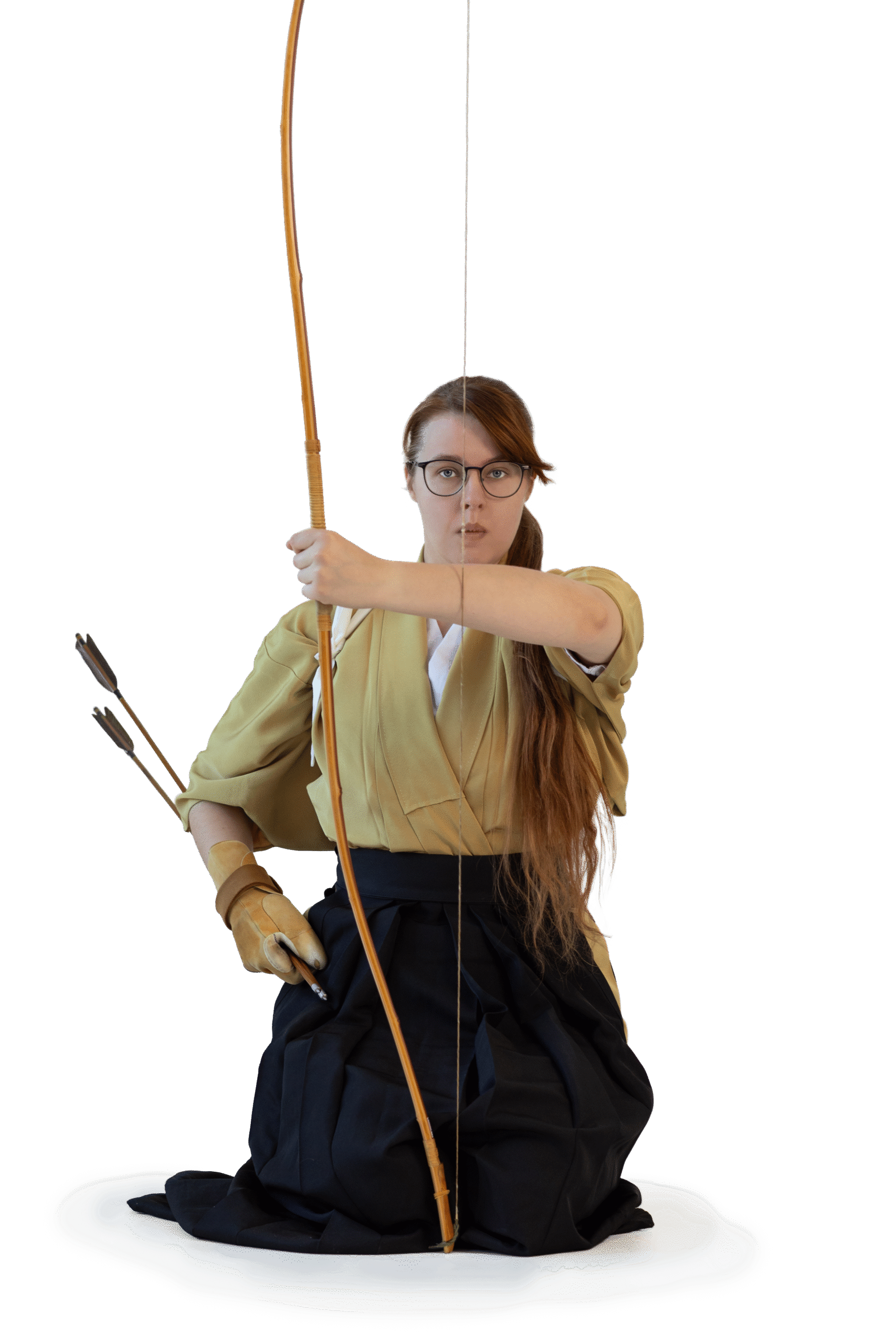 zdjęcie dziewczyna siedząca z łukiem i strzałami