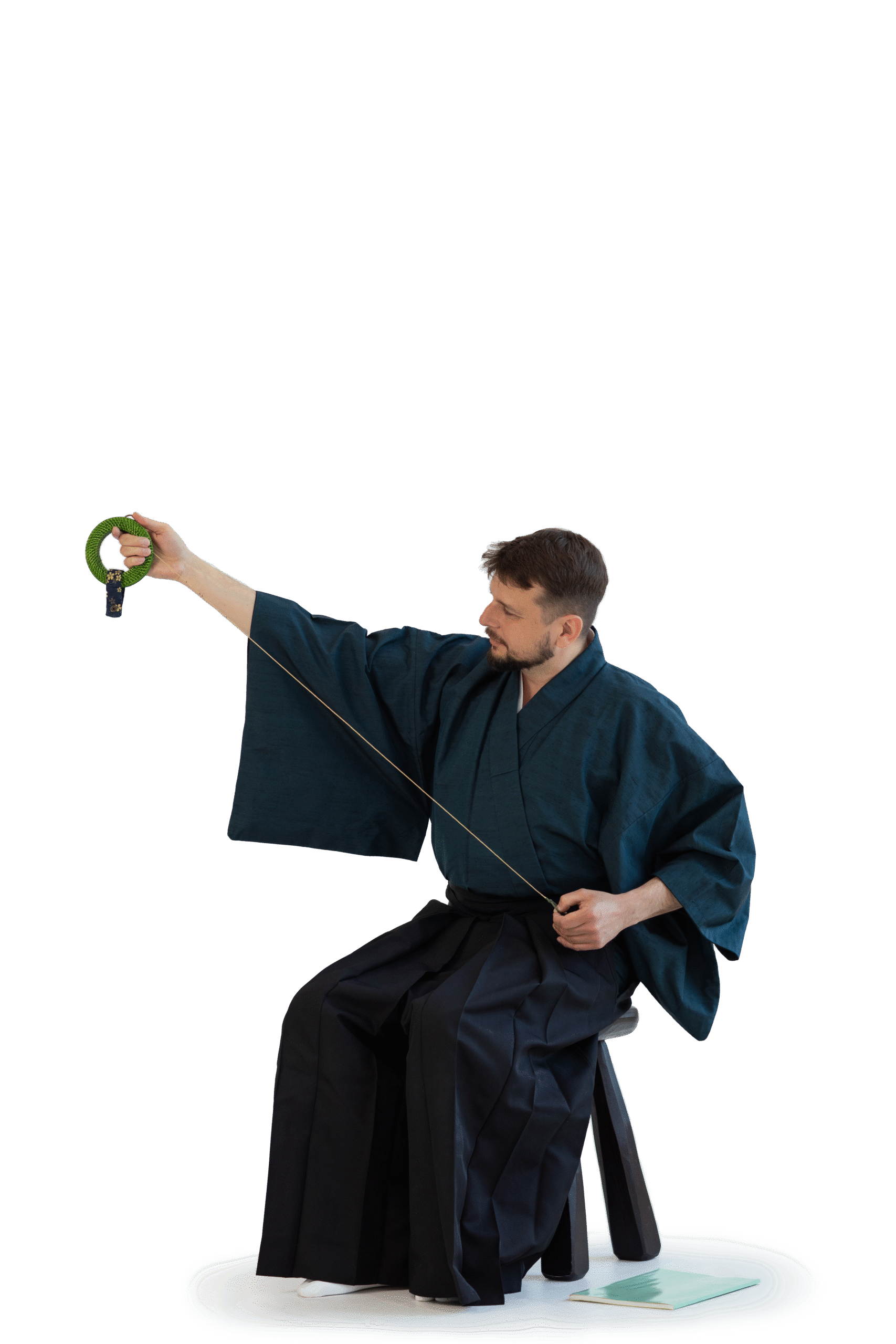 zdjęcie siedząca osoba w stroju do kyudo